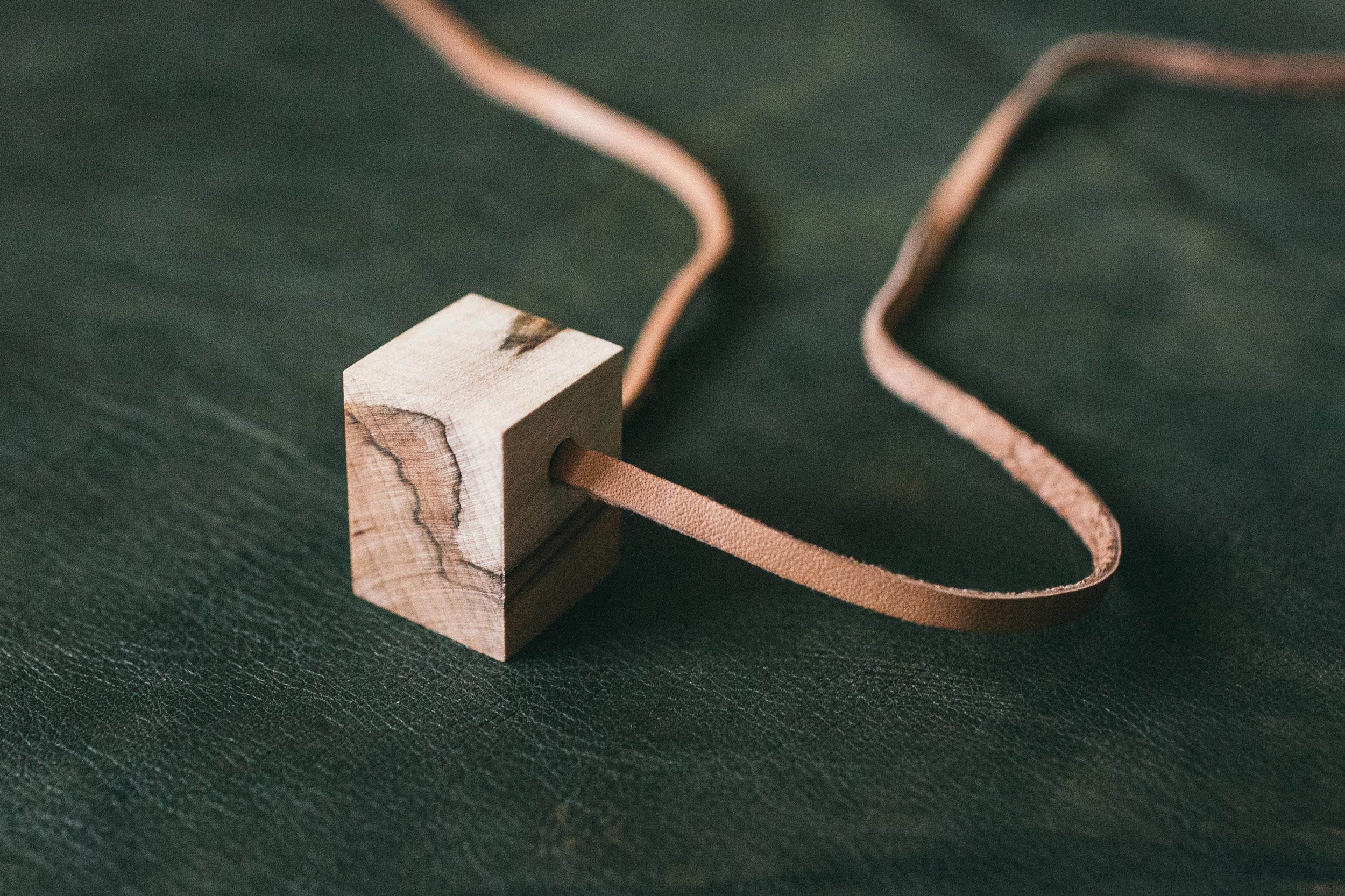 Кулон деревянный минималистичный из клена на кожаном шнурке